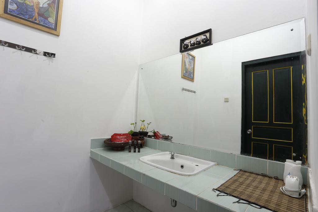 Reddoorz Near Adisucipto Airport Hotel Джокякарта Екстериор снимка
